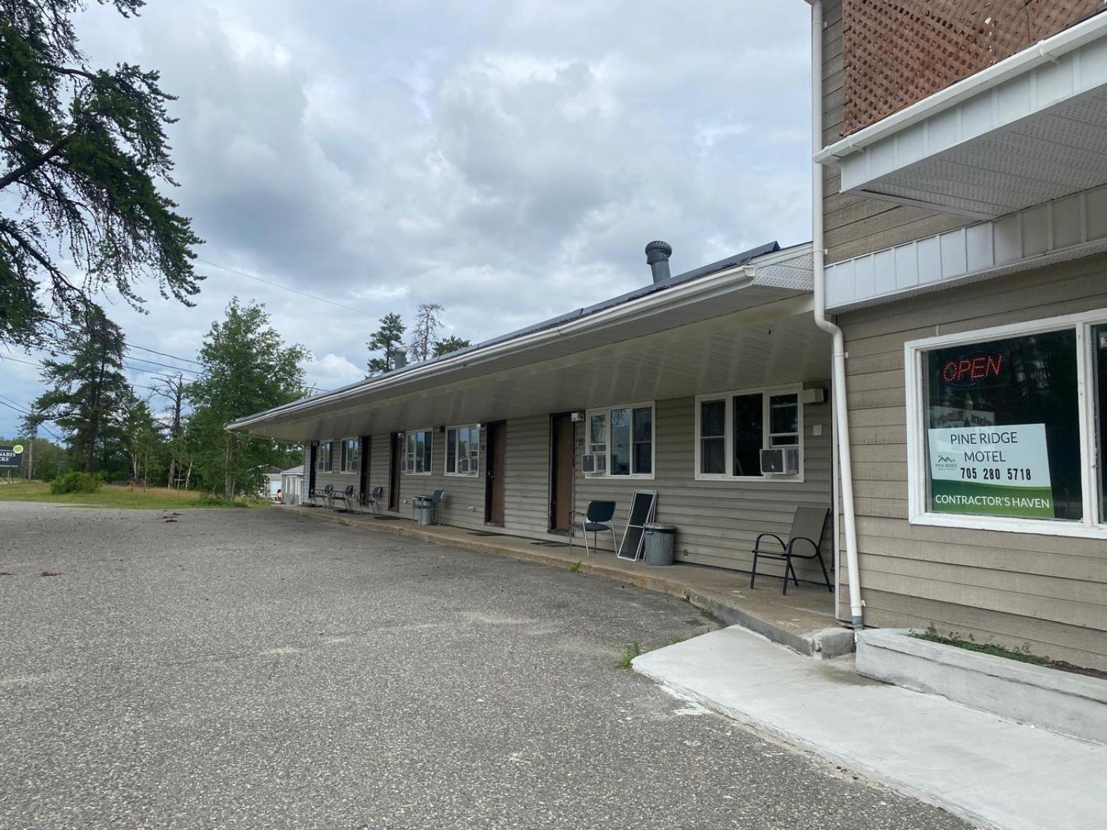 Pine Ridge Motel Timmins Exterior foto